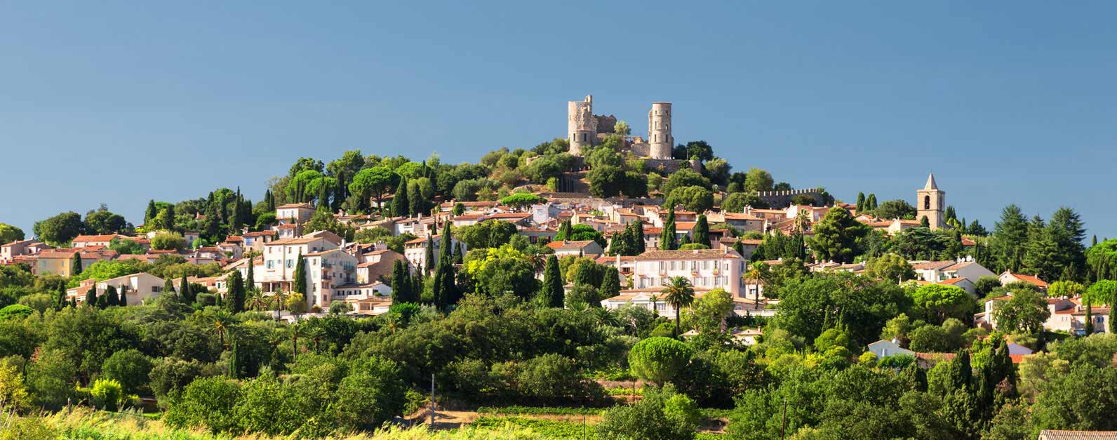 Blick auf Grimaud und die Burg