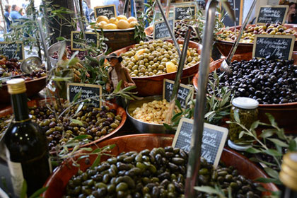 Oliven auf dem Markt in Antibes
