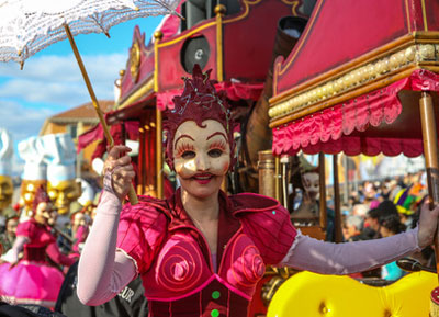 Karneval in Nizza - Frau mit Verkleidung
